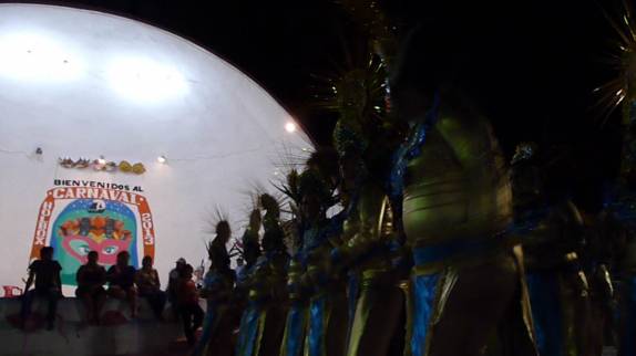 Apresentação de carnaval na praça central em Holbox, a pequena ilha ao norte de Yucatán, no México